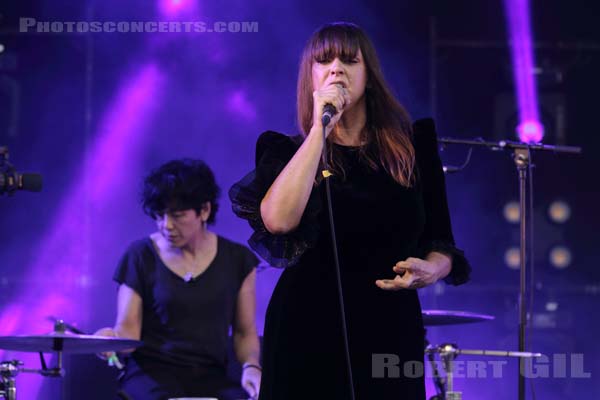 CAT POWER - 2019-07-07 - HEROUVILLE SAINT CLAIR - Chateau de Beauregard - Scene John - 